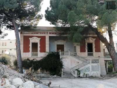 ...impreziosita da una raffinata balaustra a colonne che rompe la regolarit� del livello nobile, al quale giunge in un piccolo loggiato